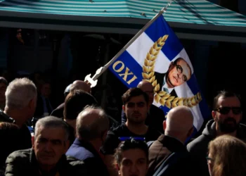 Απρόοπτο στην κηδεία του Κώστα Σημίτη: Διαδηλωτής με σημαία του Μεταξά έξω από τη Μητρόπολη – Δείτε φωτογραφίες