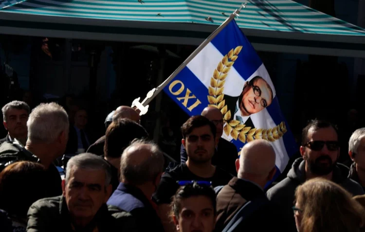 Απρόοπτο στην κηδεία του Κώστα Σημίτη: Διαδηλωτής με σημαία του Μεταξά έξω από τη Μητρόπολη – Δείτε φωτογραφίες