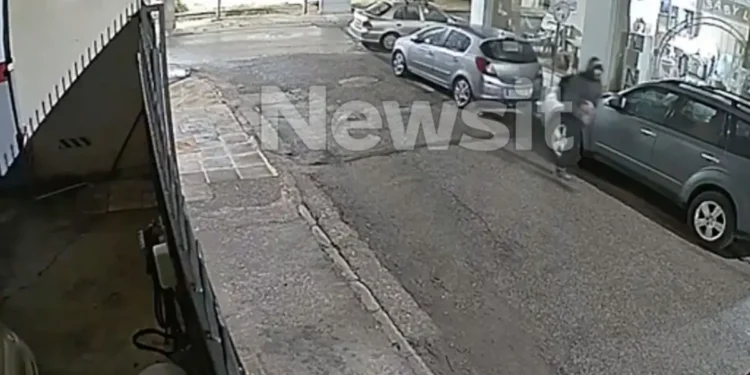 Περιστέρι: Αναστάτωση από τον άνδρα με τα κατεβασμένα παντελόνια – «Ευτυχώς μπήκε στο σπίτι και σώθηκε»