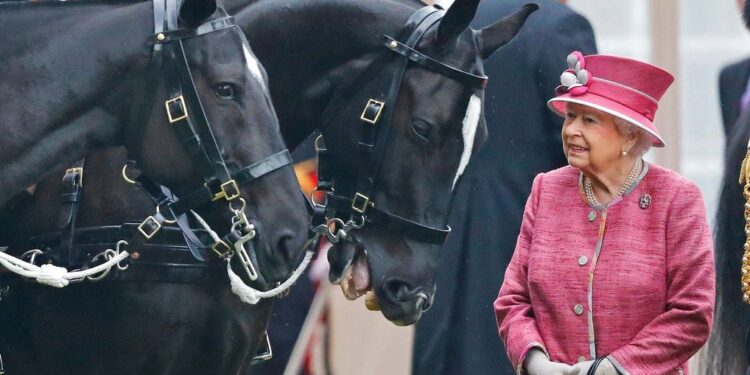 Βασίλισσα Ελισάβετ: Στενός της σύμβουλος της ήταν κατάσκοπος των Σοβιετικών