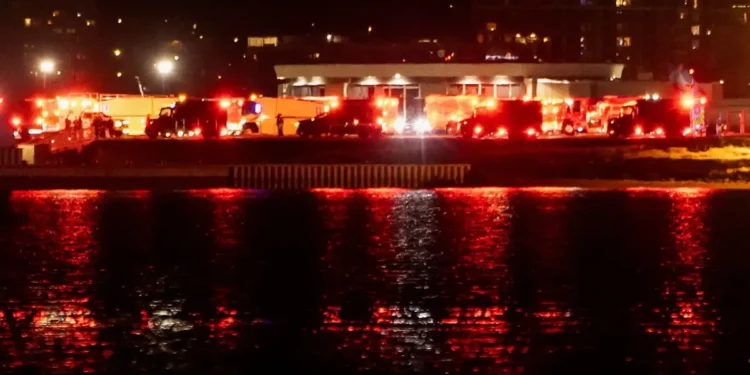 Ουάσινγκτον: Αεροπλάνο με 60 επιβάτες συγκρούστηκε με ελικόπτερο πάνω από το αεροδρόμιο Ρίγκαν – Η στιγμή της τραγωδίας