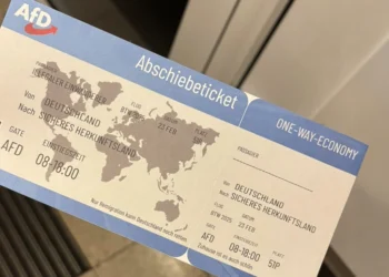 Γερμανία: Το AfD τύπωσε φυλλάδια σε σχήμα αεροπορικού εισιτηρίου χωρίς επιστροφή και τα έστειλε στα σπίτια μεταναστών