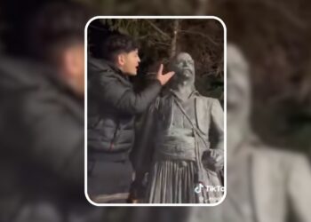 Θύελλα αντιδράσεων στη Θεσσαλονίκη: Νεαρός φτύνει και βρίζει το άγαλμα ήρωα του 1821