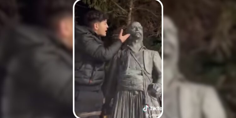 Θύελλα αντιδράσεων στη Θεσσαλονίκη: Νεαρός φτύνει και βρίζει το άγαλμα ήρωα του 1821