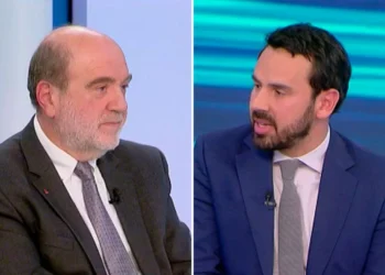 Ξέφυγε ο Αλεξιάδης για τα Τέμπη: Η κυβέρνηση δολοφόνησε τους 57 – Απείλησε να ρίξει ποτήρι με νερό στον Ρωμανό