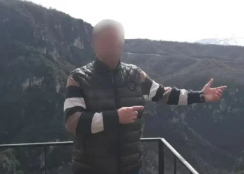 Άλιμος: Επαφές με 11 μαθήτριες «έδειξαν» τα 3 κινητά του καθηγητή – «Πολύ προχωρημένες» συνομιλίες με μια 16χρονη