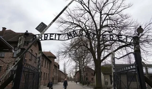 Ημέρα Μνήμης του Ολοκαυτώματος: Επιζώντες επιστρέφουν στο Άουσβιτς για τα 80 χρόνια από το τέλος της φρίκης