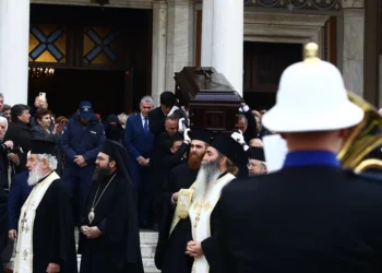 Αναχώρησε από τη Μητρόπολη το σκήνωμα του Αρχιεπισκόπου Αναστάσιου – Την Πέμπτη στα Τίρανα η κηδεία του
