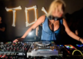 Απολογείται σήμερα η Αζέρα dj για το ναρκο-πάρτι σε βίλα στα Καλύβια