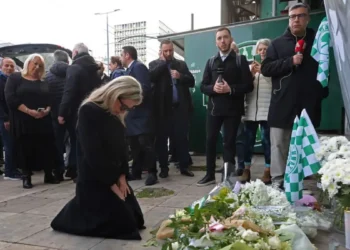 Μίμης Δομάζος: Σε λαϊκό προσκύνημα η σορός του – Στάση στη Λεωφόρο σε κλίμα συγκίνησης