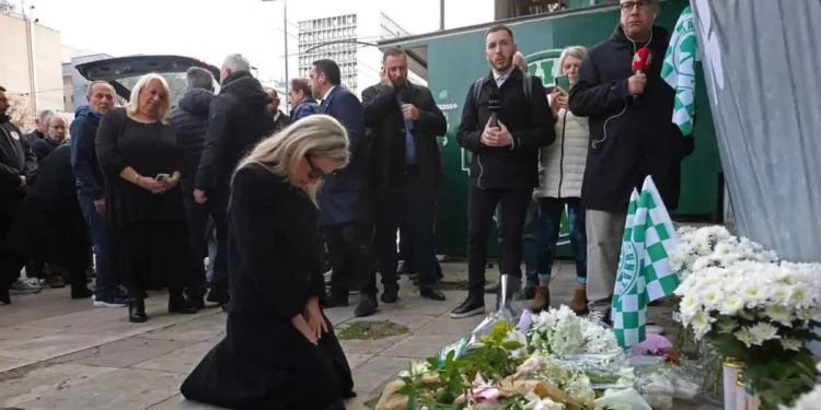 Μίμης Δομάζος: Σε λαϊκό προσκύνημα η σορός του – Στάση στη Λεωφόρο σε κλίμα συγκίνησης