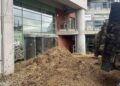 Βοιωτία: Αγρότες έριξαν κοπριά και άχυρα στο κτήριο της Περιφέρειας