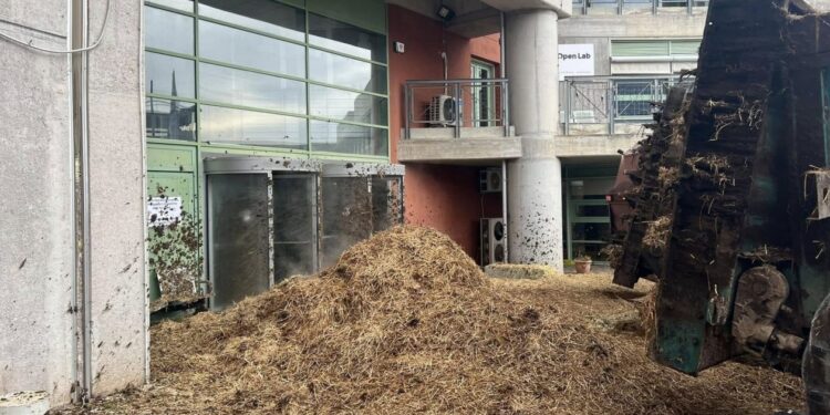 Βοιωτία: Αγρότες έριξαν κοπριά και άχυρα στο κτήριο της Περιφέρειας