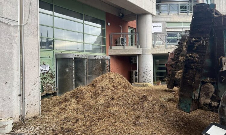 Βοιωτία: Αγρότες έριξαν κοπριά και άχυρα στο κτήριο της Περιφέρειας