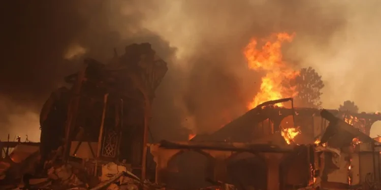 Λος Άντζελες: Κάηκαν 1500 σπίτια, 7.500 πυροσβέστες στη μάχη της κατάσβεσης – Άνιση μάχη με τις φλόγες