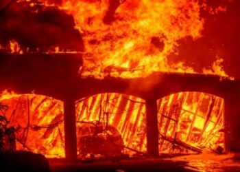 Φλέγεται το Λος Άντζελες – Καίγονται σπίτια αστέρων του Χόλιγουντ