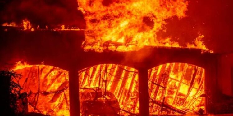 Φλέγεται το Λος Άντζελες – Καίγονται σπίτια αστέρων του Χόλιγουντ