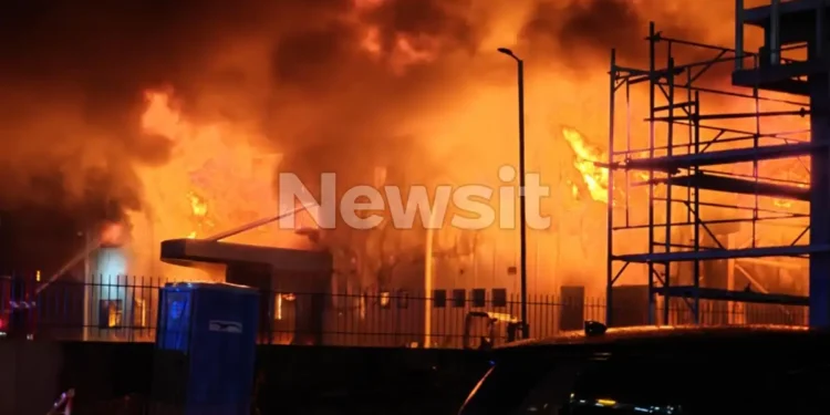 Φωτιά τώρα στις αποθήκες της «Καραμολέγκος» στο Κορωπί – Διακοπή κυκλοφορίας στο σημείο