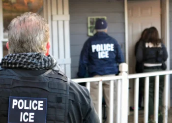 Σε εξέλιξη η μεγαλύτερη επιχείρηση απέλασης στην ιστορία των ΗΠΑ – Συλλήψεις μεταναστών και στο πυρόπληκτο Λος Άντζελες