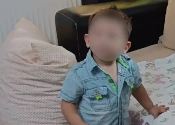 Ηράκλειο: Παλεύει να κρατηθεί στη ζωή το 3χρονο αγόρι που ξυλοκοπήθηκε άγρια από τη μητέρα του και τον σύντροφό της