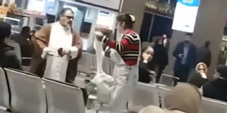 Ιράν: Γυναίκα χωρίς χιτζάμπ αφαίρεσε τουρμπάνι από κληρικό – Δείτε βίντεο