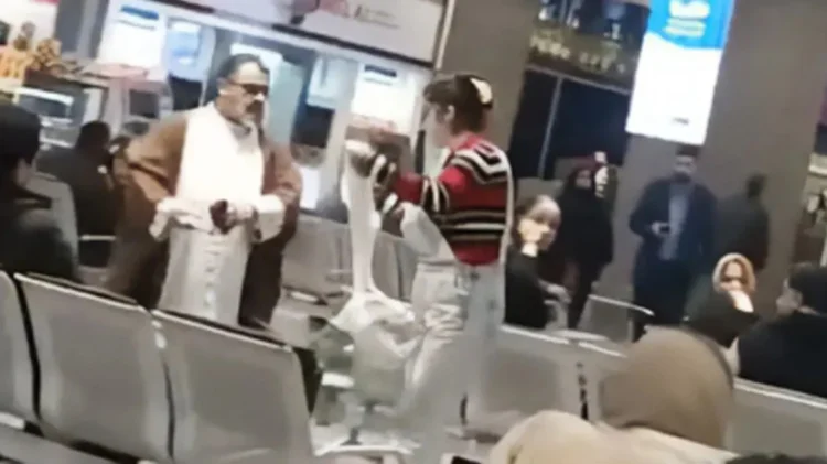 Ιράν: Γυναίκα χωρίς χιτζάμπ αφαίρεσε τουρμπάνι από κληρικό – Δείτε βίντεο