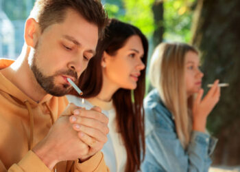 «Κόβεται» το αλκοόλ στους ανηλίκους και το τσιγάρο στους εξωτερικούς χώρους – Τα μέτρα που αναμένονται