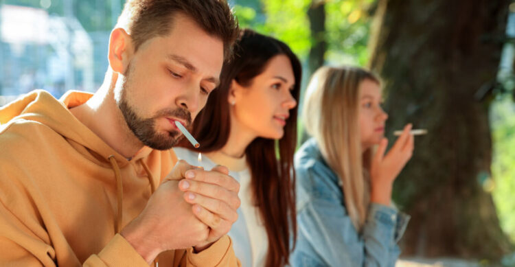 «Κόβεται» το αλκοόλ στους ανηλίκους και το τσιγάρο στους εξωτερικούς χώρους – Τα μέτρα που αναμένονται