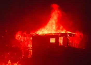 Λος Άντζελες: Οι σταρ του Χόλιγουντ που έχασαν τα σπίτια τους στις πυρκαγιές – Πάρις Χίλτον και Μπίλι Κρίσταλ ανάμεσά τους