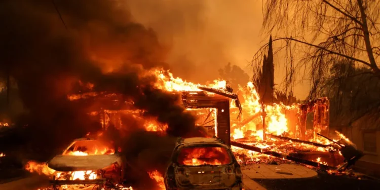 Λος Άντζελες: Δίχως τέλος ο πύρινος όλεθρος – 10 νεκροί και ανυπολόγιστες καταστροφές(Βίντεο)