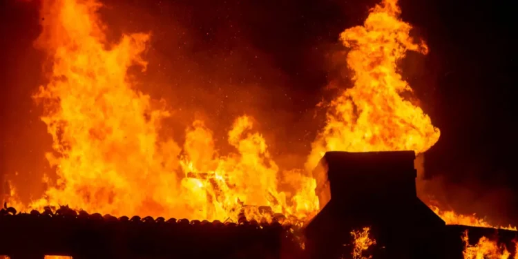 Λος Άντζελες: Πέντε νεκροί από τις μεγάλες πυρκαγιές – Εκκενώνεται και το Χόλιγουντ