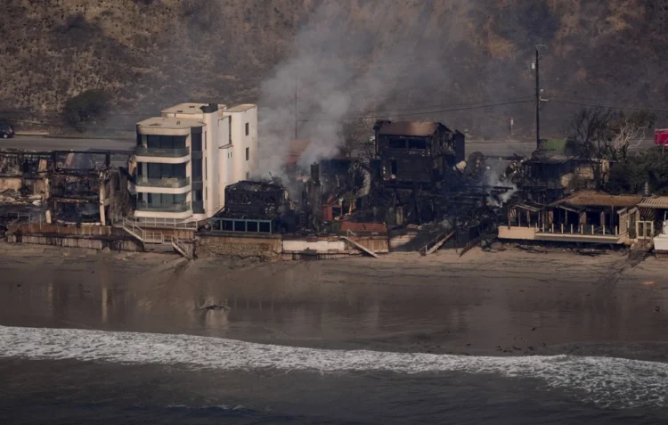 Το «θαύμα» της έπαυλης στο Μαλιμπού που στέκεται ακόμη όρθια, ενώ οι διπλανές της έγιναν στάχτη – Τι λέει ο ιδιοκτήτης της
