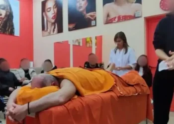 Εύβοια: «Έγινε στα πλαίσια του μαθήματος» λέει ο διευθυντής του ΕΠΑΛ όπου μαθητές έκαναν μασάζ στον καθηγητή τους