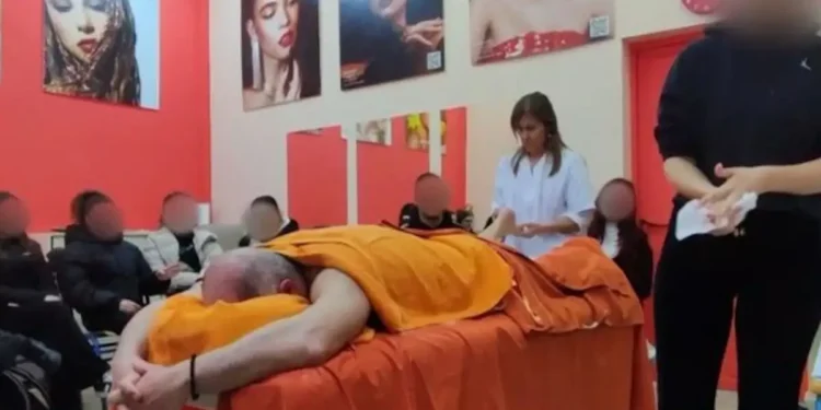 Εύβοια: «Έγινε στα πλαίσια του μαθήματος» λέει ο διευθυντής του ΕΠΑΛ όπου μαθητές έκαναν μασάζ στον καθηγητή τους