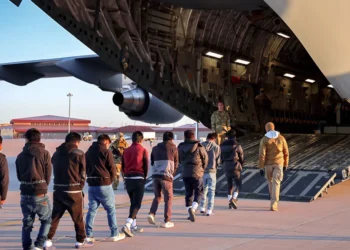 Άρχισαν οι απελάσεις από τον Τραμπ – Αλυσοδεμένοι μετανάστες έφυγαν με στρατιωτικό αεροσκάφος