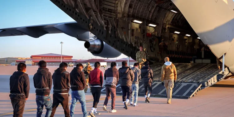 Άρχισαν οι απελάσεις από τον Τραμπ – Αλυσοδεμένοι μετανάστες έφυγαν με στρατιωτικό αεροσκάφος