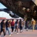 Άρχισαν οι απελάσεις από τον Τραμπ – Αλυσοδεμένοι μετανάστες έφυγαν με στρατιωτικό αεροσκάφος