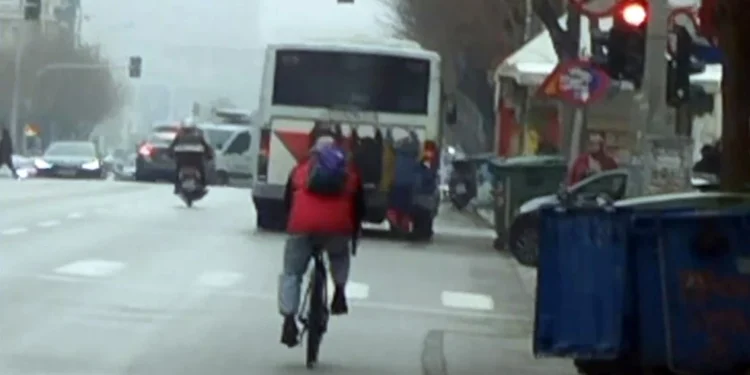 Απίστευτη εικόνα στη Θεσσαλονίκη: Νεαροί κρεμάστηκαν από λεωφορείο του ΟΑΣΘ – «Δεν ξέρω τι είδους μαγκιά είναι αυτή»