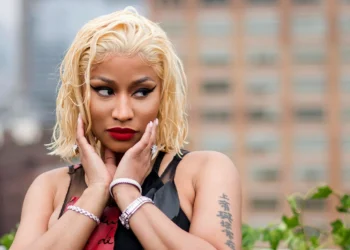 Νίκι Μινάζ: Πρώην μάνατζερ τη μηνύει για επίθεση και ξυλοδαρμό