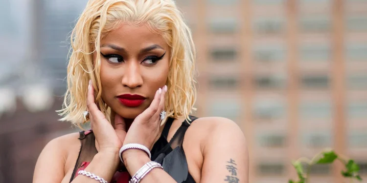 Νίκι Μινάζ: Πρώην μάνατζερ τη μηνύει για επίθεση και ξυλοδαρμό