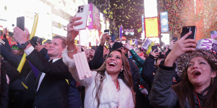 Πρωτοχρονιά: Πώς υποδέχτηκε ο πλανήτης το 2025 – Φωτογραφίες και βίντεο