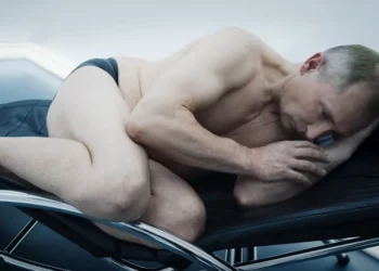 Ταινία που «τσαλακώνει» τον Πούτιν: Τρέμει ημίγυμνος και φορώντας πάνες στο κρεβάτι μιας κλινικής