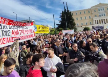 Τραγωδία των Τεμπών: Πλήθος κόσμου στις συγκεντρώσεις διαμαρτυρίας σε Σύνταγμα και Θεσσαλονίκη