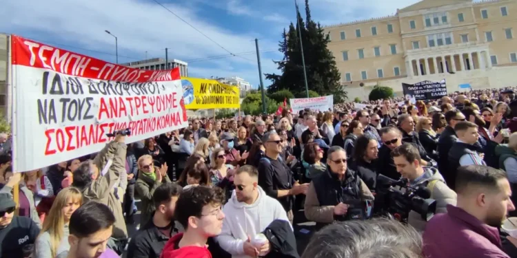 Τραγωδία των Τεμπών: Πλήθος κόσμου στις συγκεντρώσεις διαμαρτυρίας σε Σύνταγμα και Θεσσαλονίκη