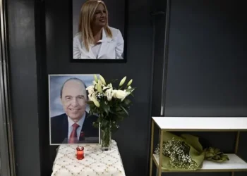 Κώστας Σημίτης: Μεσίστια η σημαία στα γραφεία του ΠΑΣΟΚ – Η φωτογραφία δίπλα στη Φώφη Γεννηματά