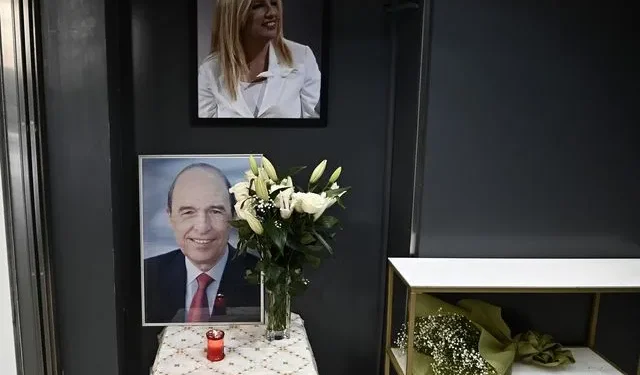 Κώστας Σημίτης: Μεσίστια η σημαία στα γραφεία του ΠΑΣΟΚ – Η φωτογραφία δίπλα στη Φώφη Γεννηματά