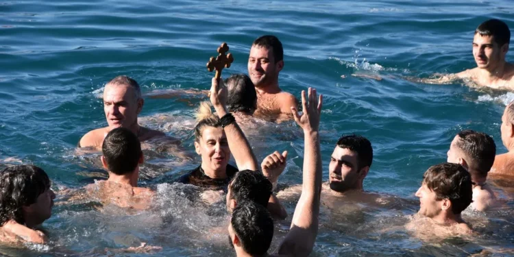 Με λαμπρότητα ο εορτασμός των Θεοφανίων σε όλη τη χώρα