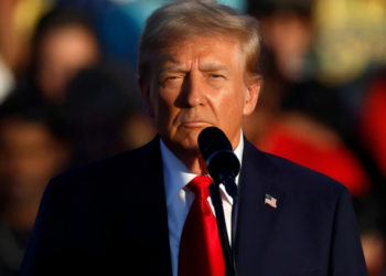 Ο Τραμπ απαιτεί η Βρετανία να «ανοίξει» τη Βόρεια Θάλασσα, να ξεφορτωθεί τις ανεμογεννήτριες