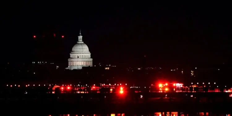 Ουάσινγκτον: Όλα τα σενάρια για το πώς συνέβη η σύγκρουση αεροπλάνου και ελικοπτέρου: «Οι πιλότοι δεν είδαν το ελικόπτερο»
