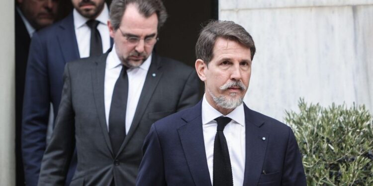 Καθηγητής Δικαίου κατά Ντε Γκρες: Απαγορεύονται οι τίτλοι ευγενείας και διακρίσεως